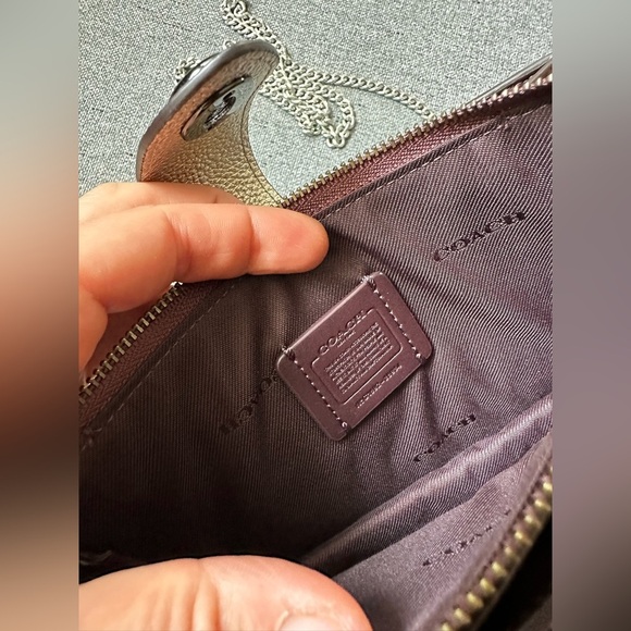 Coach Metallic Turnlock Crossbody Platinum Bronze
Chain Clutch/wallet NEW $175 - Picture 6 of 12